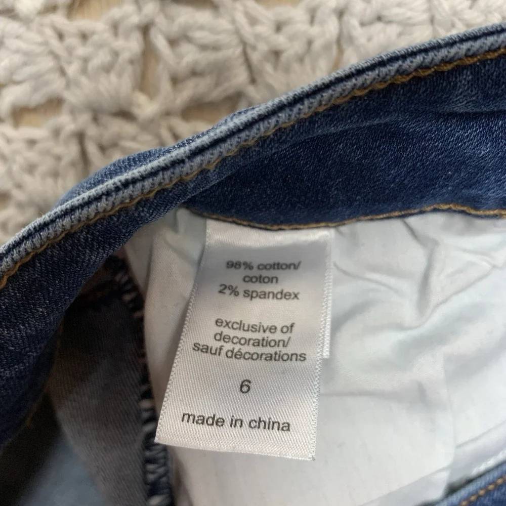 Maurices Jeans Shorts Women's Sz 6 Blue Denim   high-rise Distressed‎ Waist'28